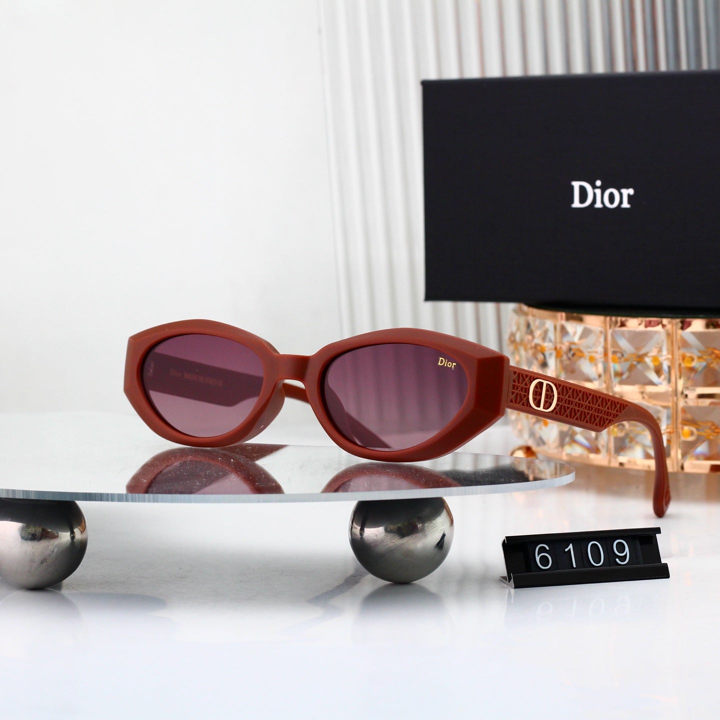 Classic Shades: Trendy & classic