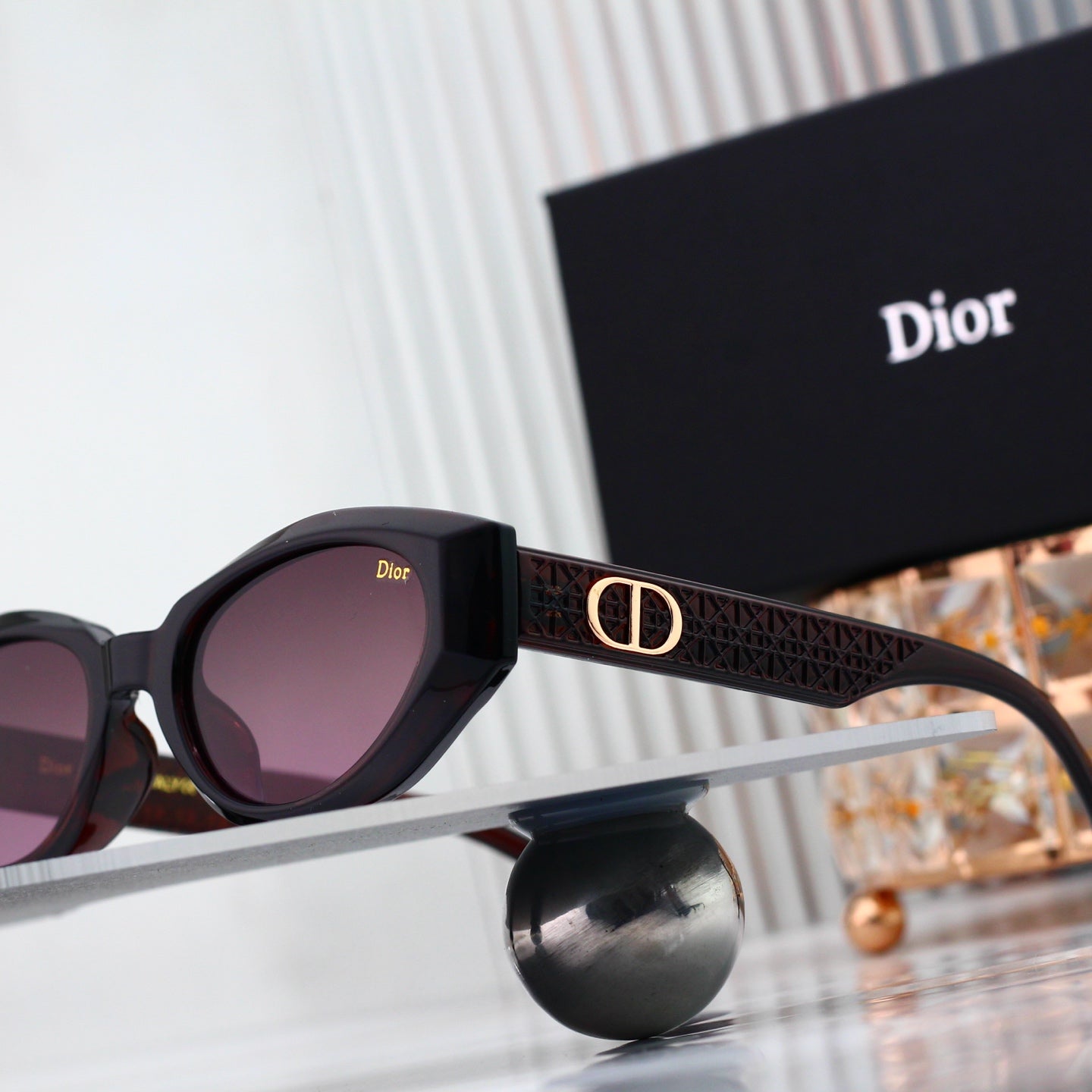 Classic Shades: Trendy & classic