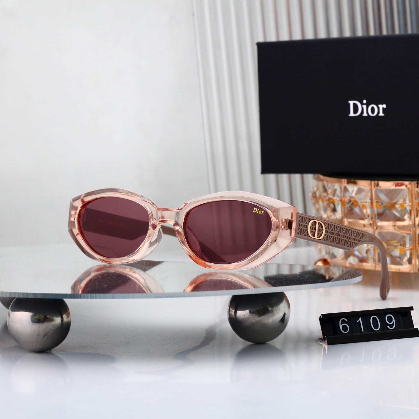 Classic Shades: Trendy & classic