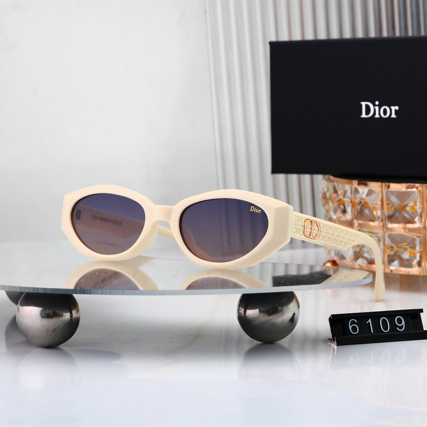 Classic Shades: Trendy & classic