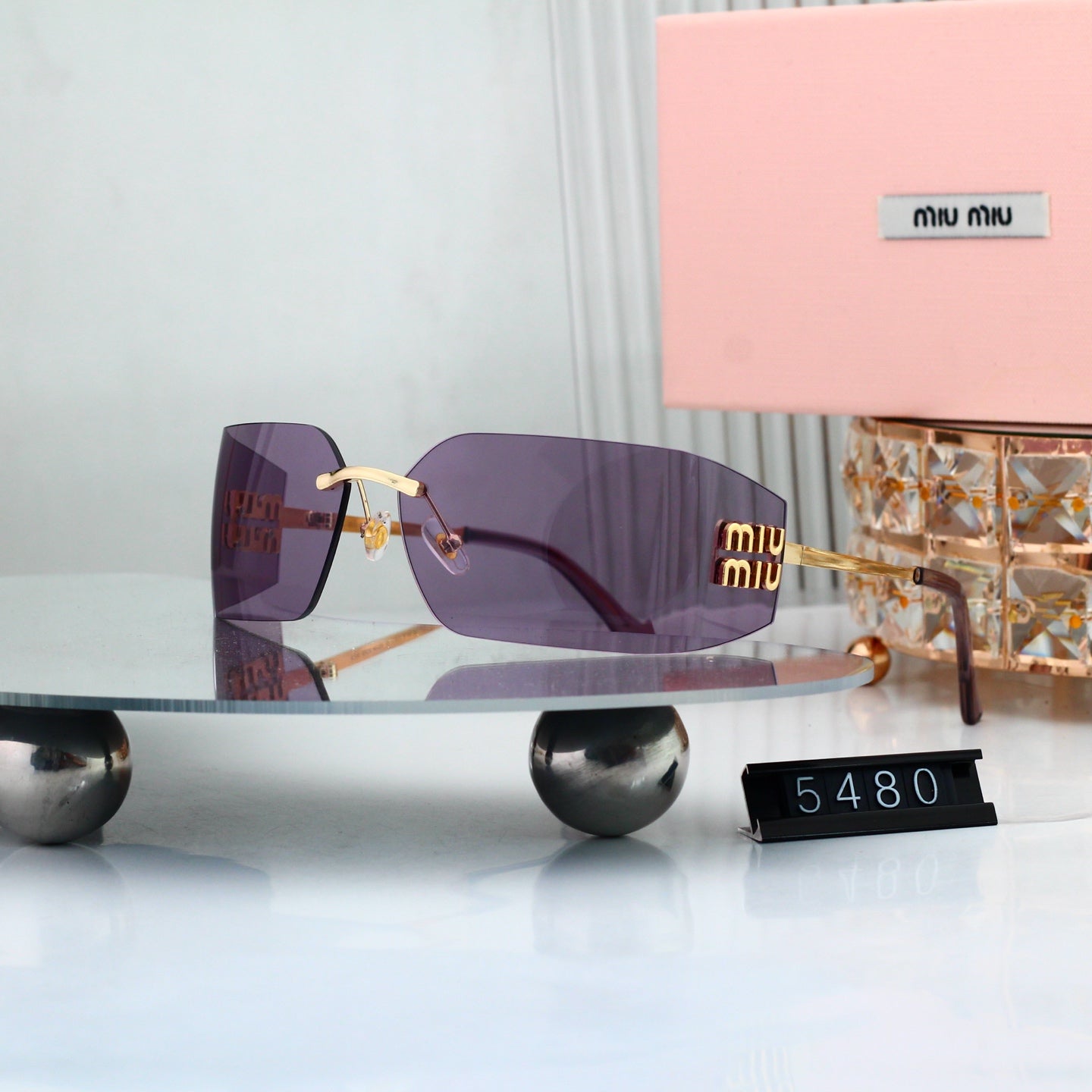 Chic Sunglasses: All-Match Vibe