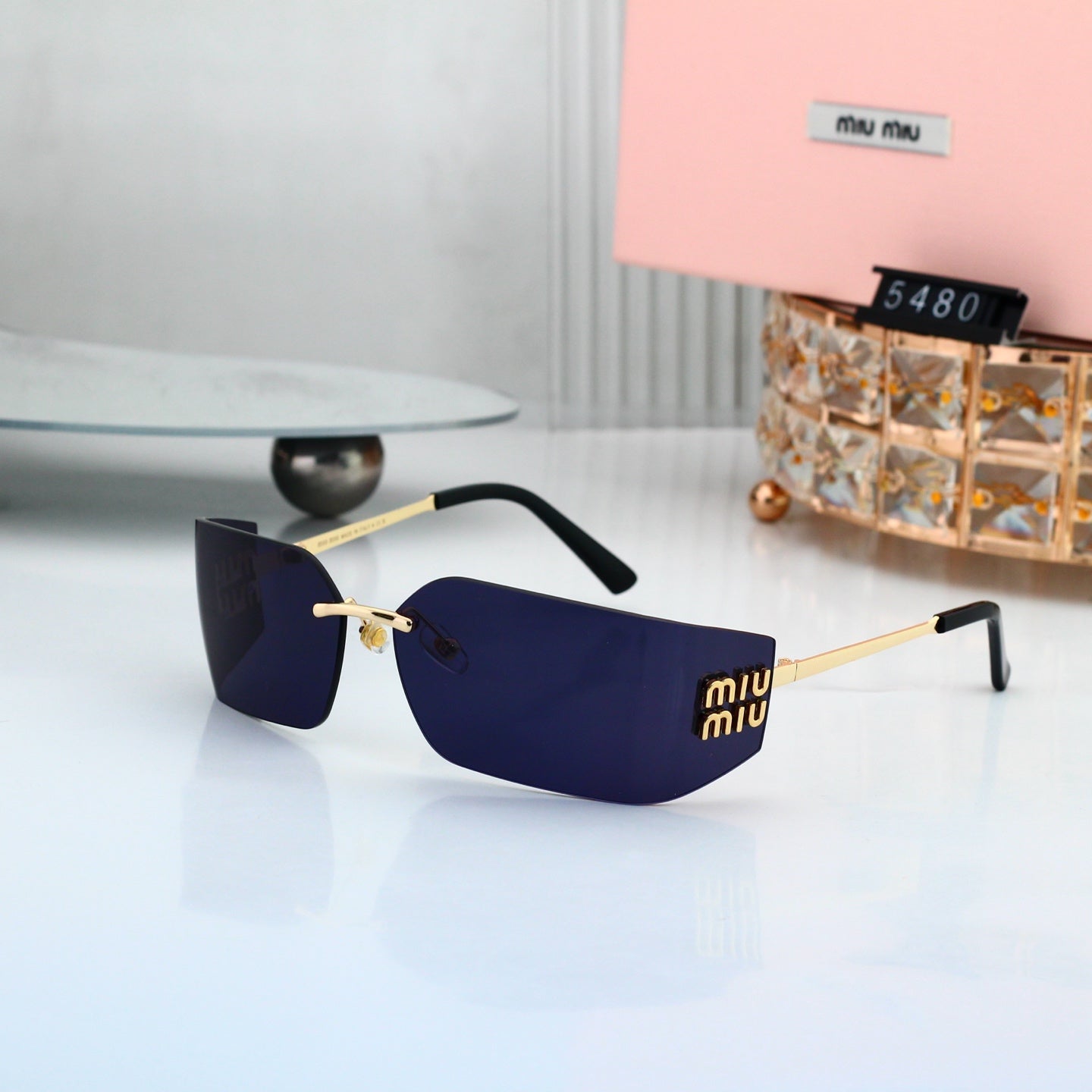 Chic Sunglasses: All-Match Vibe