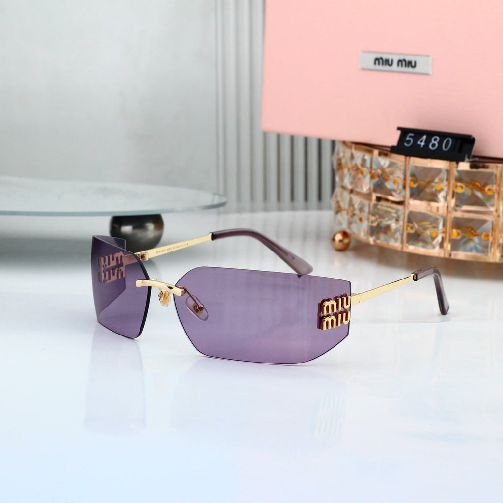 Chic Sunglasses: All-Match Vibe