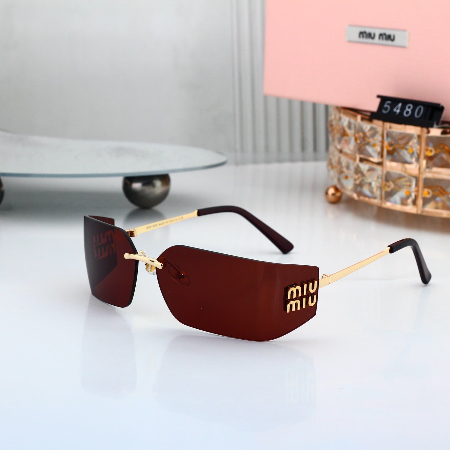 Chic Sunglasses: All-Match Vibe