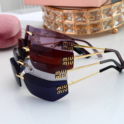 Chic Sunglasses: All-Match Vibe
