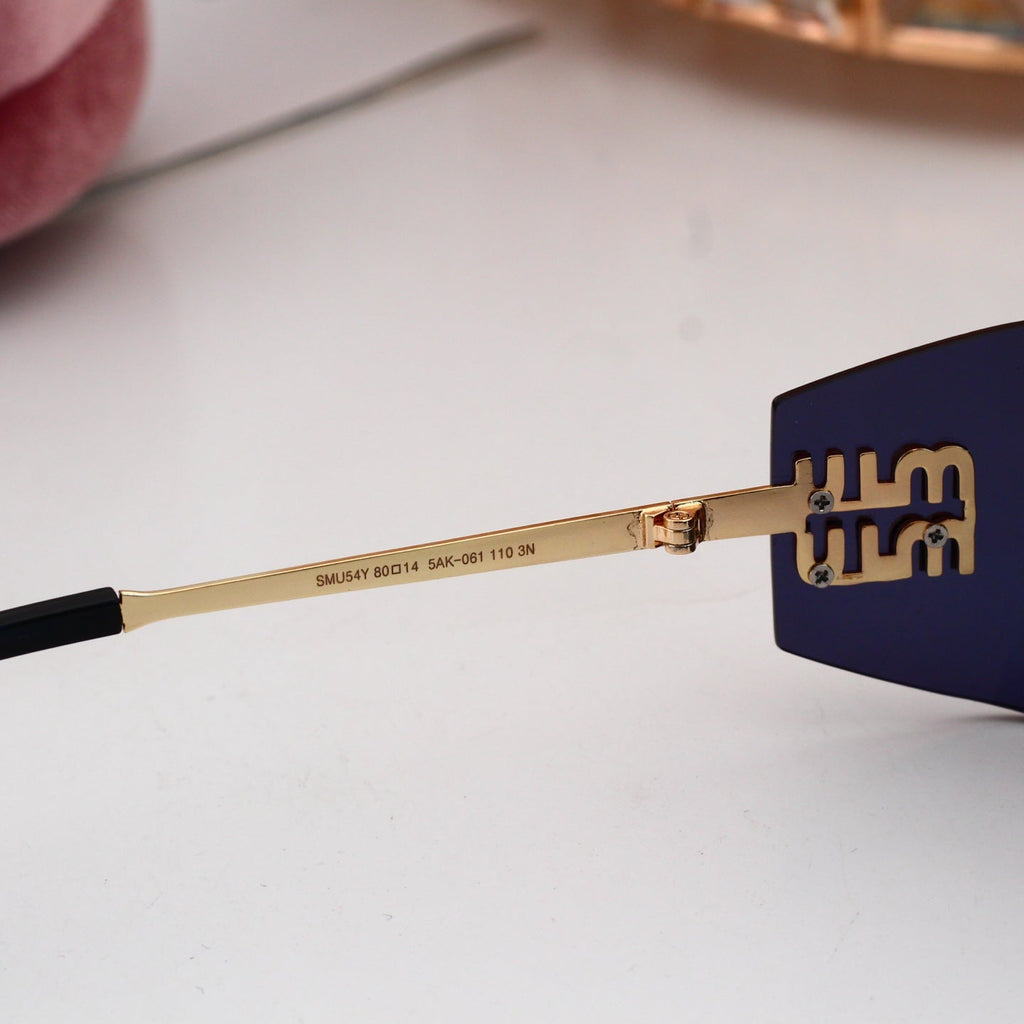 Chic Sunglasses: All-Match Vibe