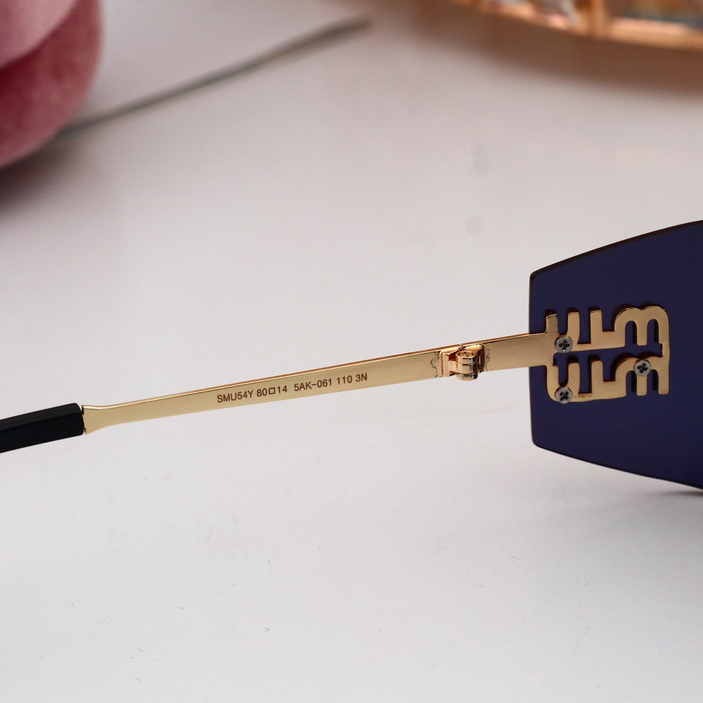 Chic Sunglasses: All-Match Vibe