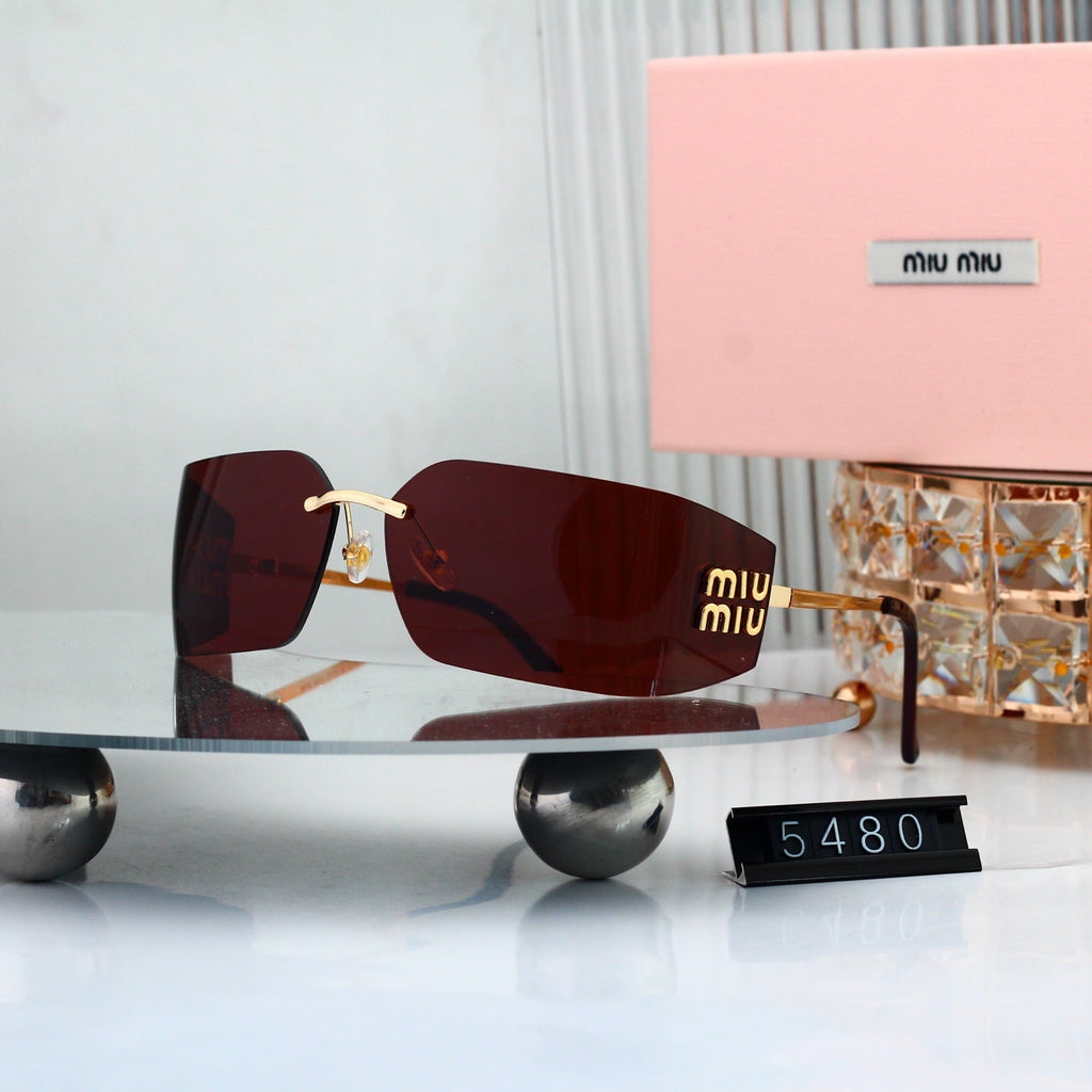 Chic Sunglasses: All-Match Vibe