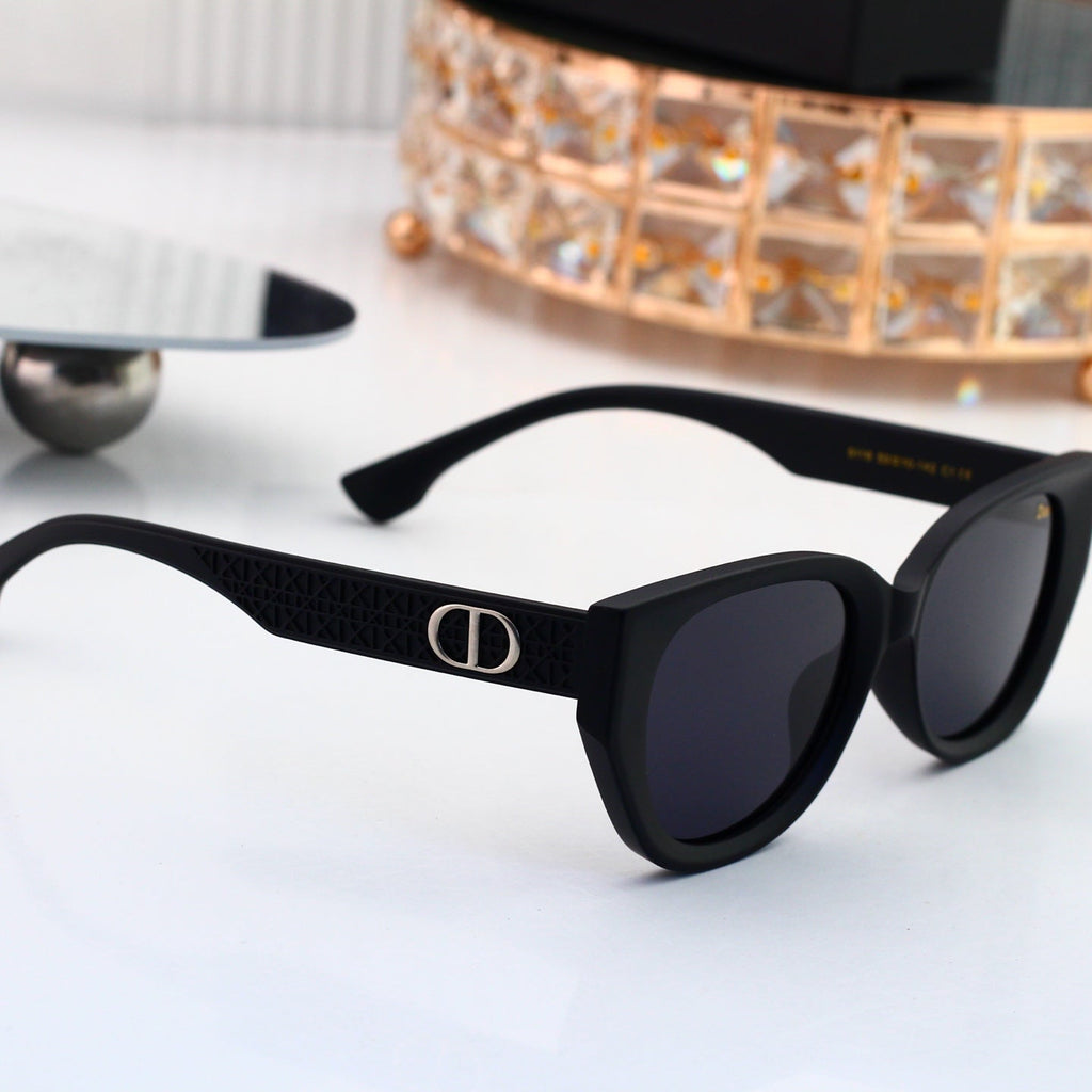 Classic Sunshades: Iconic Grace