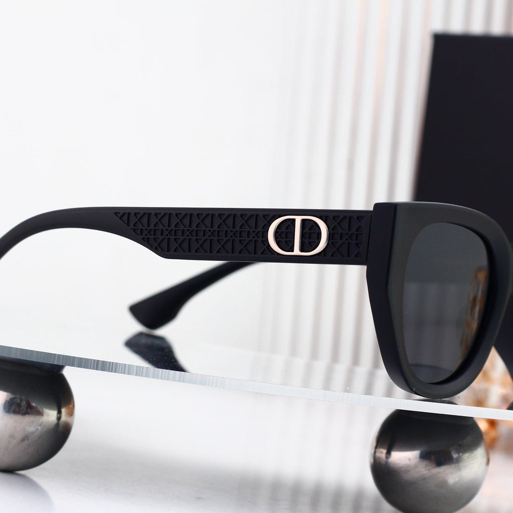 Classic Sunshades: Iconic Grace