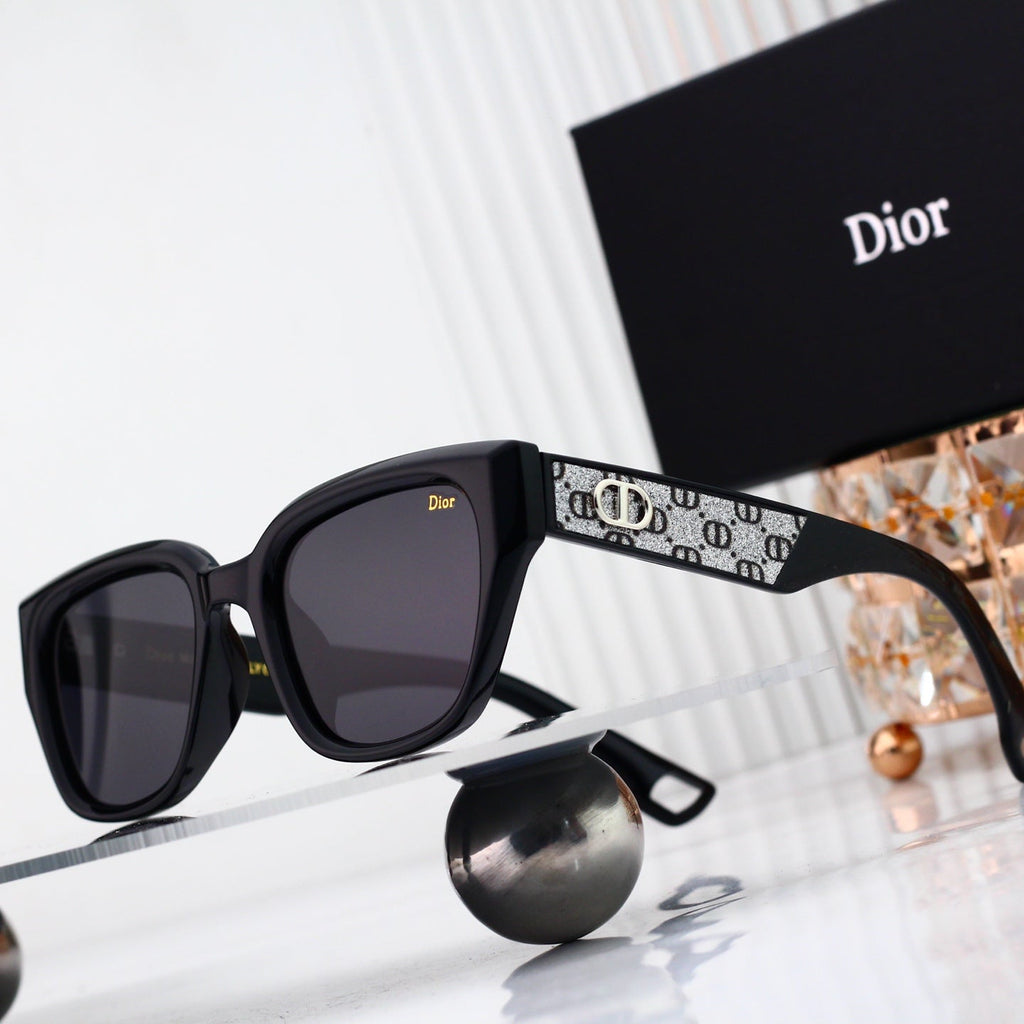 Timeless Trend Sun Shades Essential