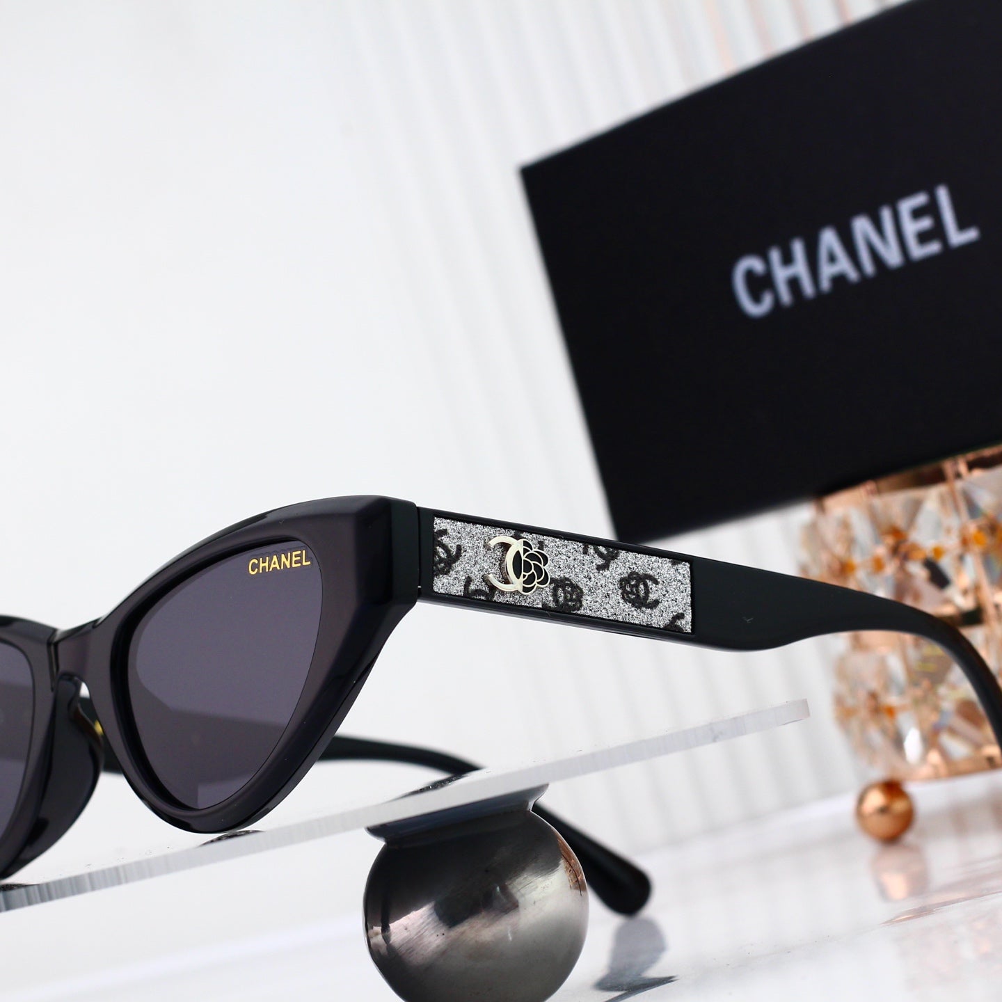 Timeless Iconic Sunglasses Essential