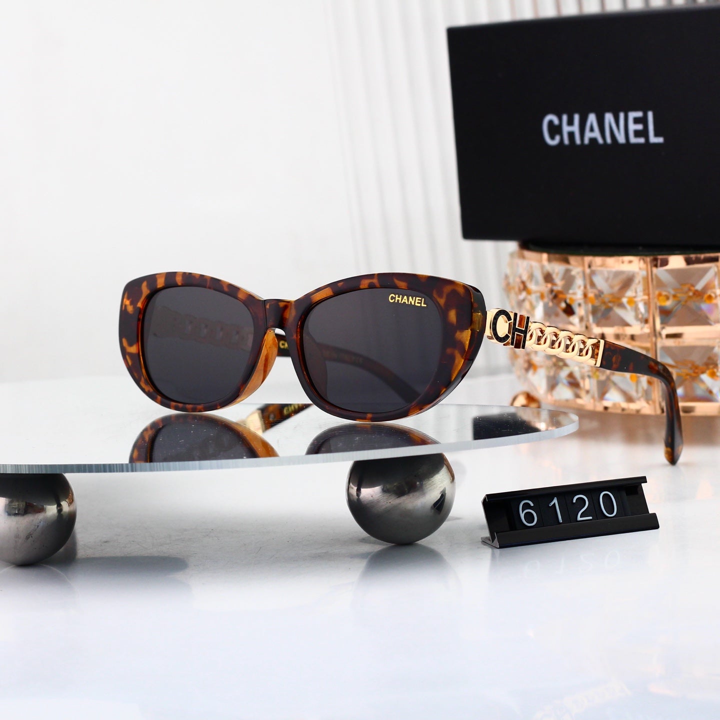 Chic Iconic Sun Glasses Now