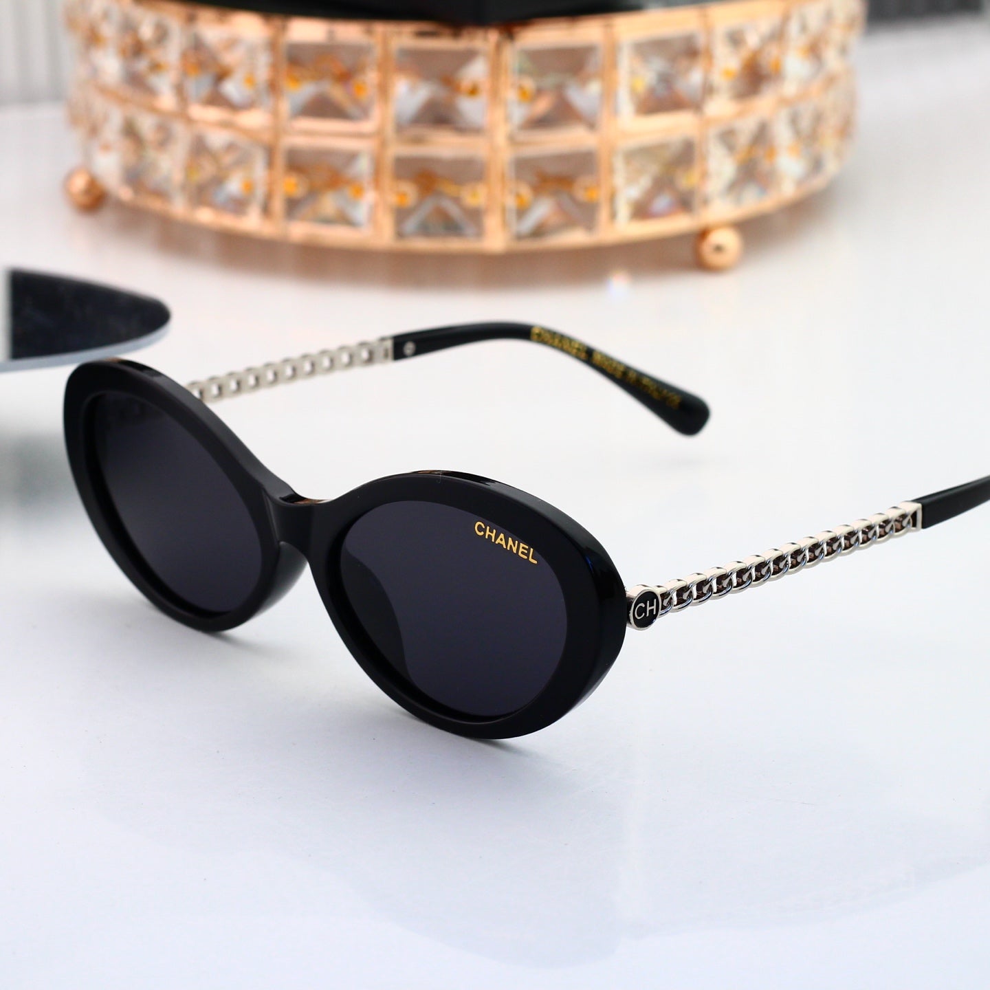 Classic Timeless Sunglasses Must-Have