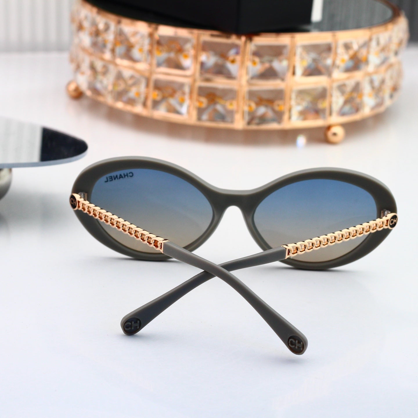 Classic Timeless Sunglasses Must-Have