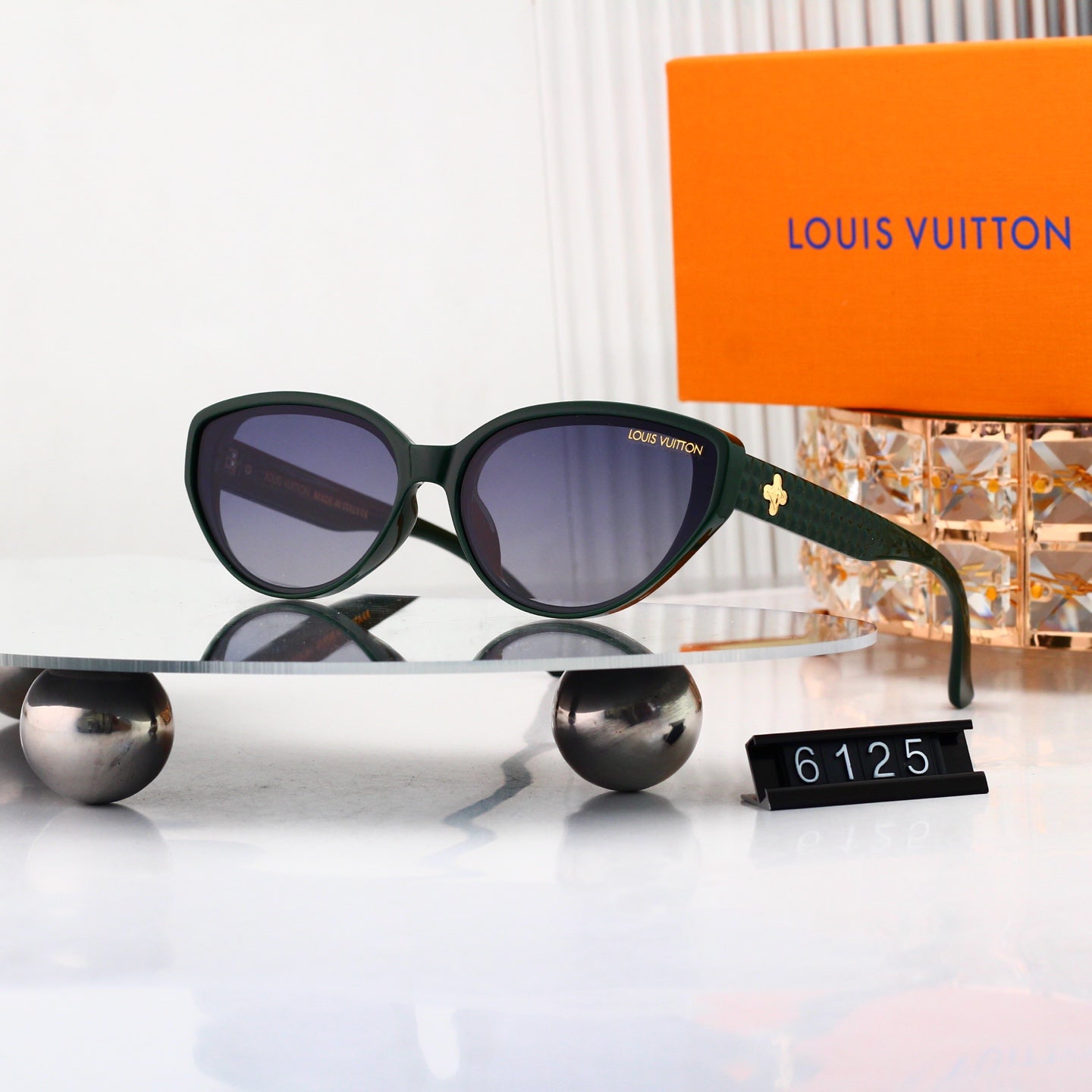Iconic Classic Sunglasses Essential