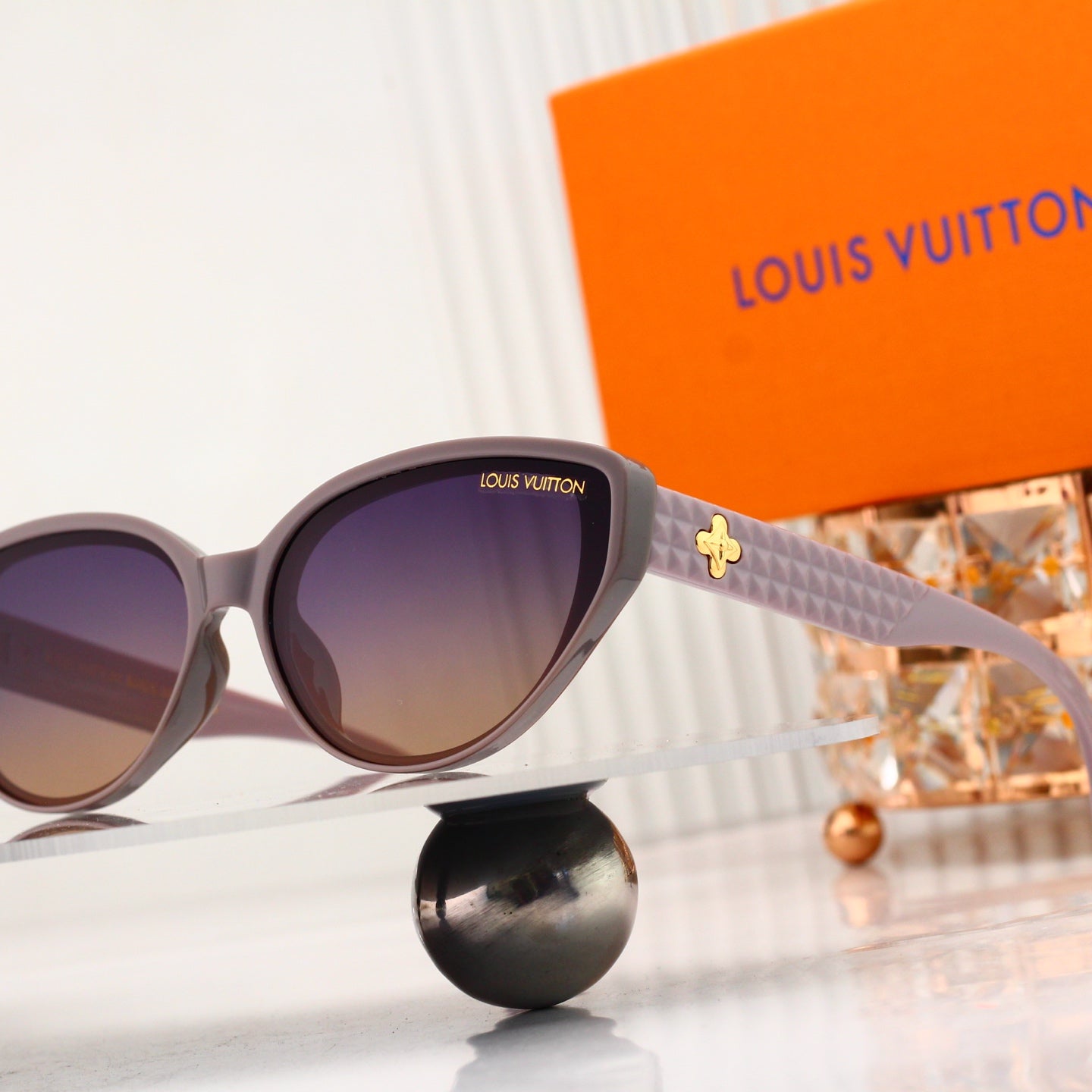 Iconic Classic Sunglasses Essential