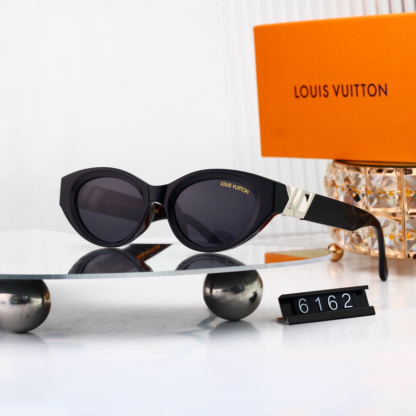 Timeless Sunglasses: Trendy Touch