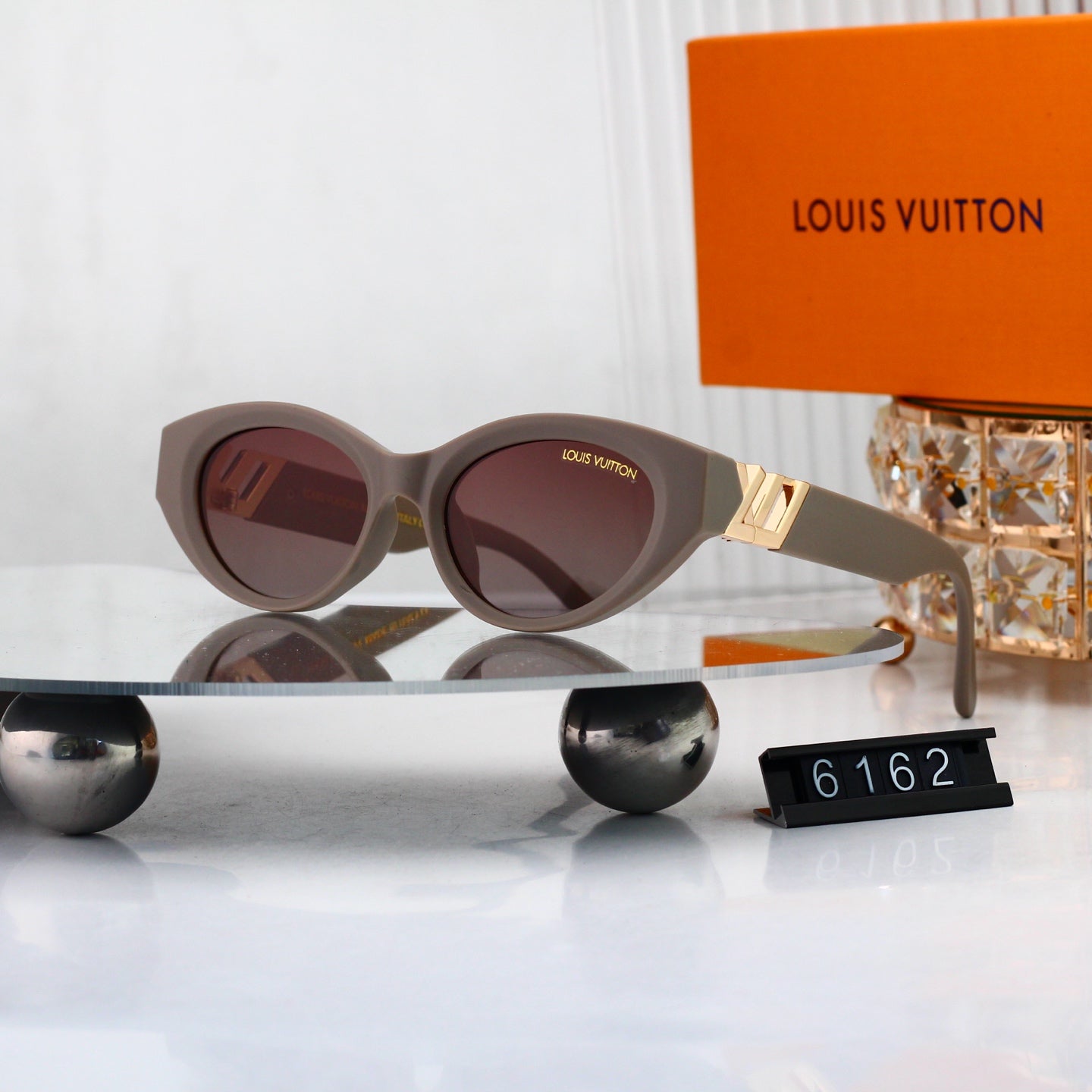 Timeless Sunglasses: Trendy Touch