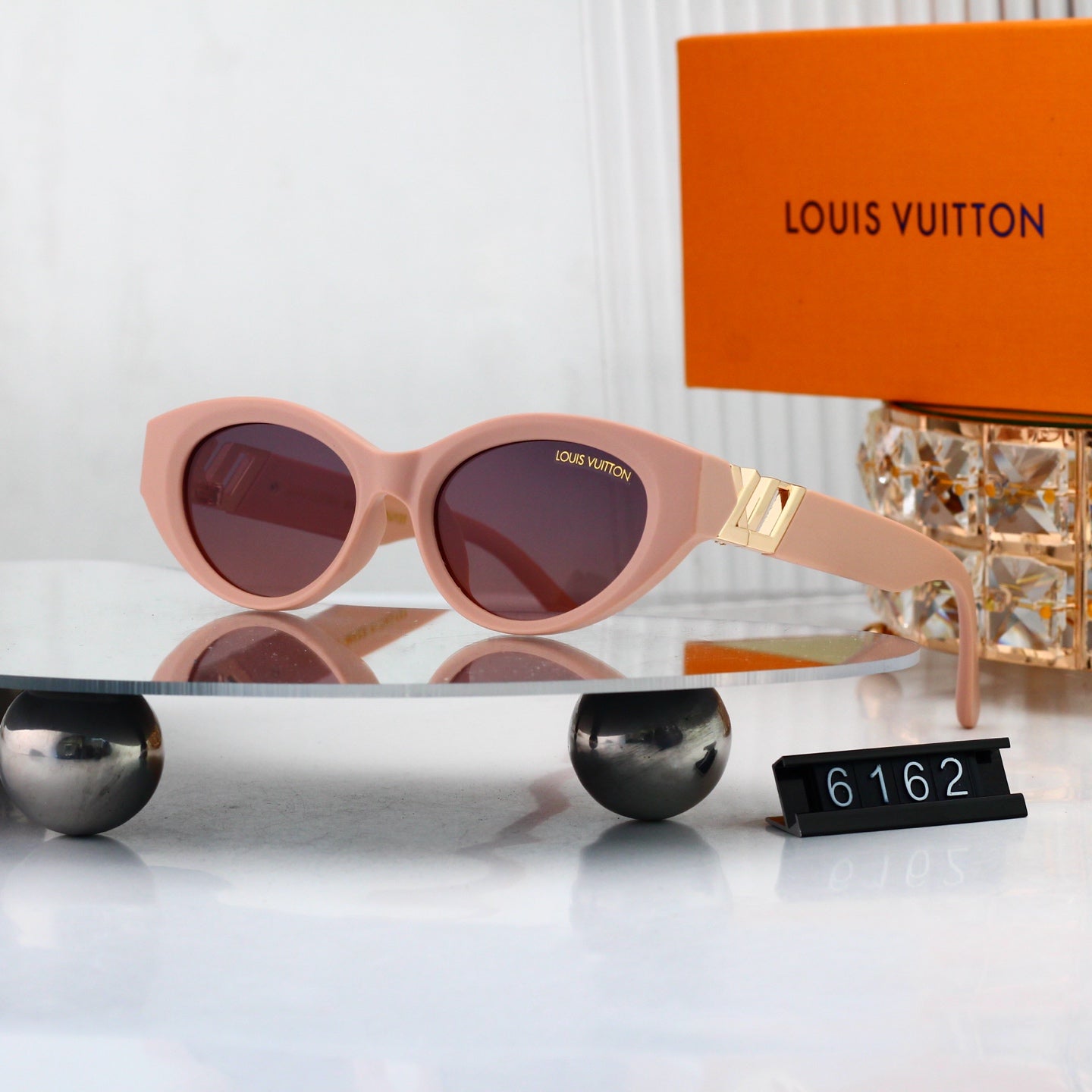 Timeless Sunglasses: Trendy Touch