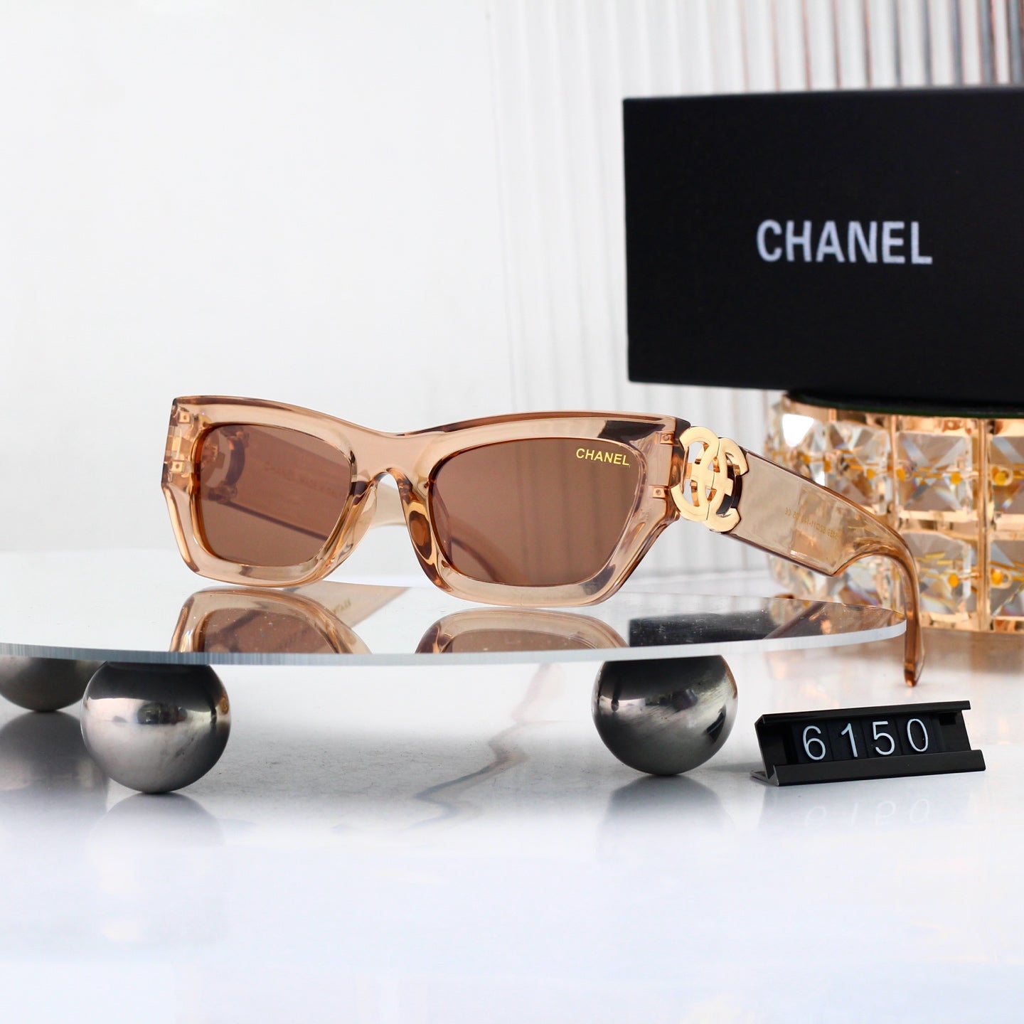 Trendy Sunglasses: Classic Base