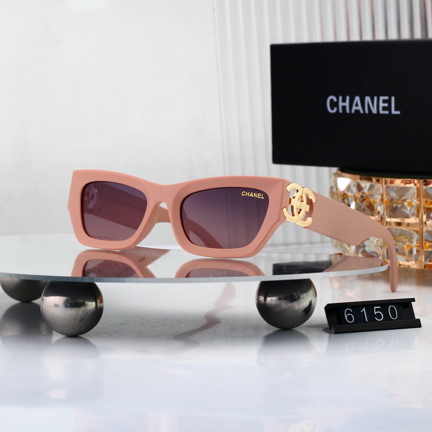 Trendy Sunglasses: Classic Base