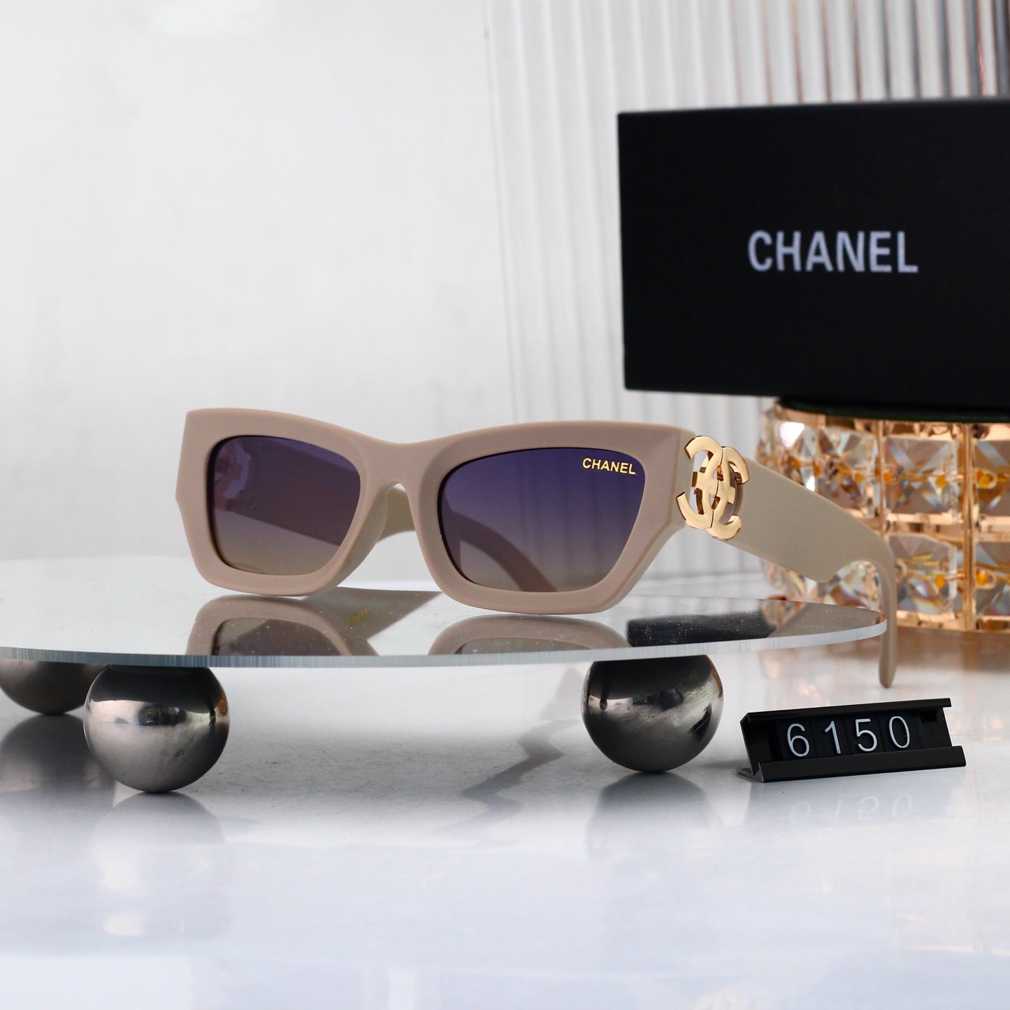 Trendy Sunglasses: Classic Base