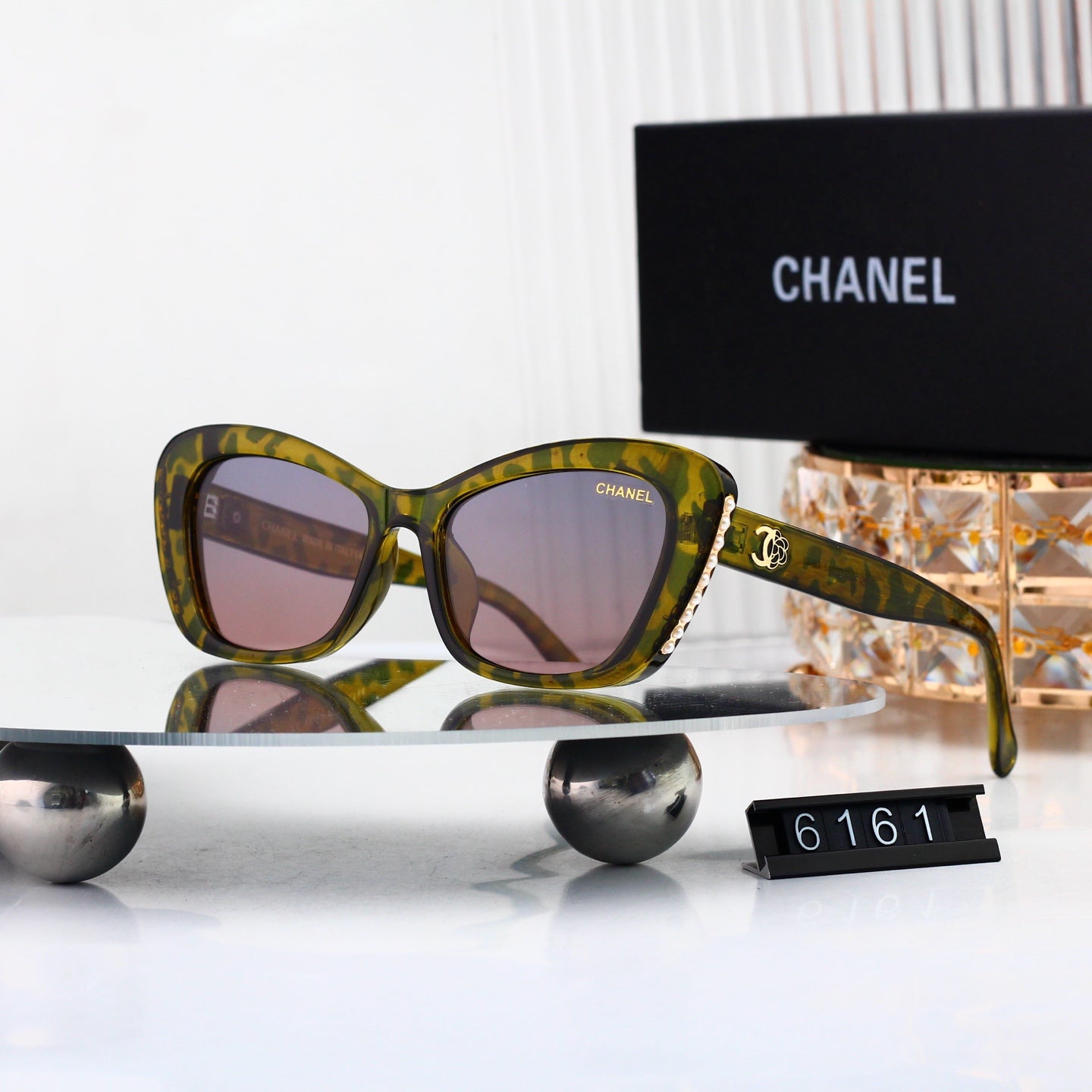 Versatile Sun Glasses: Timeless Pick