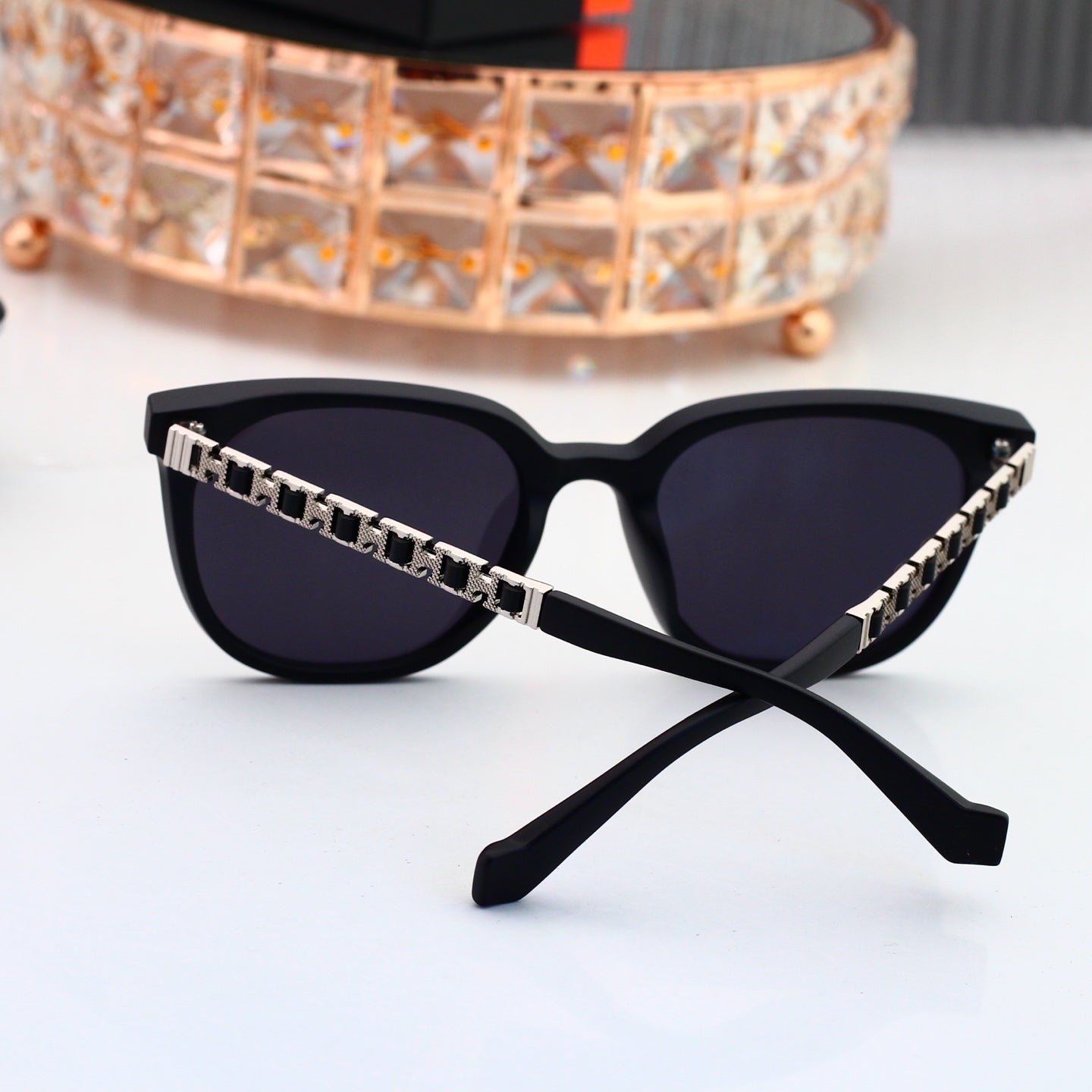 Versatile Sun Glasses: Chic & Classic