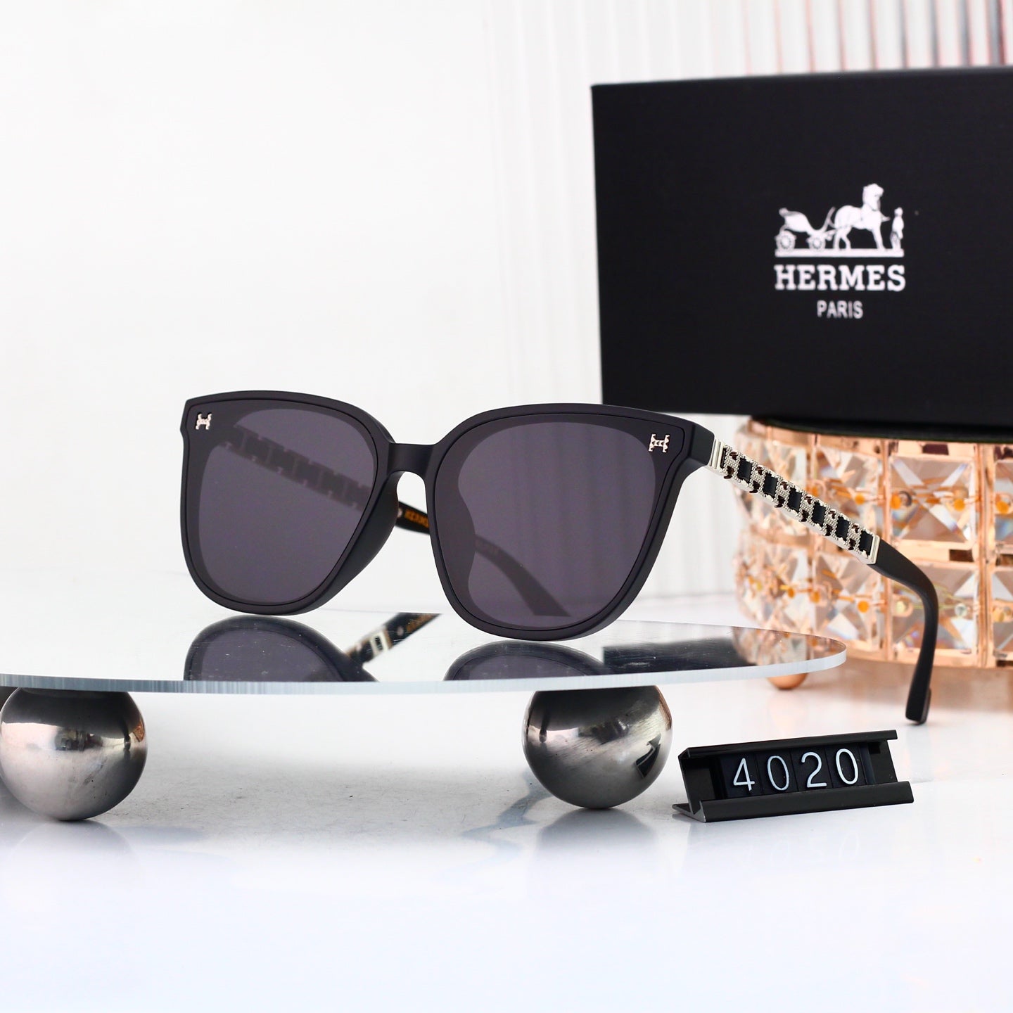 Versatile Sun Glasses: Chic & Classic