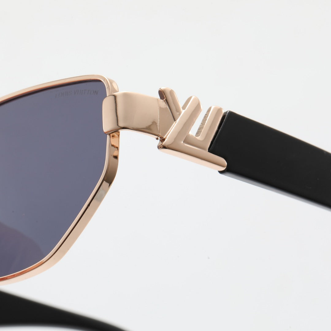 Iconic Chic Sun Glasses Must-Have